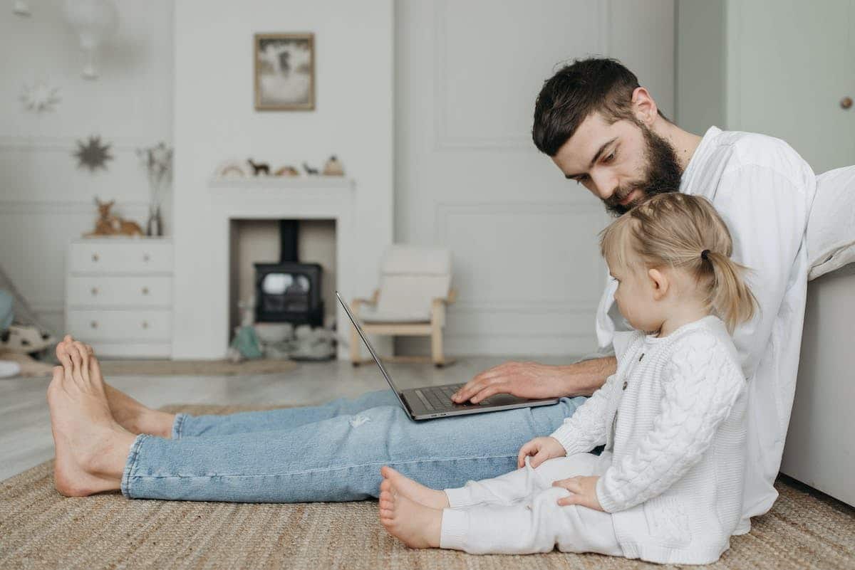 Les raisons derrière le geste de bébé qui jette la tête en arrière à 1 mois