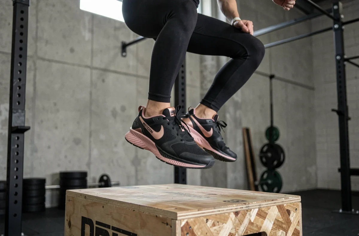 Baskets Nike Metcon 10 femme portées lors d'un box jump dans une salle CrossFit, référence pour la musculation